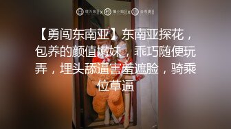 【白T恤短发大学生兼职妹】迫不及待解下内衣，一手抓白嫩奶子，口硬直接开操，扶着大屁股后入，骑乘边草边揉奶子