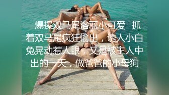 闯入小剧场女厕 偷拍尿的很急的牛仔裤美女