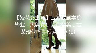 黄色头发美少妇椅子上道具插穴钻逼，上面插完差下面