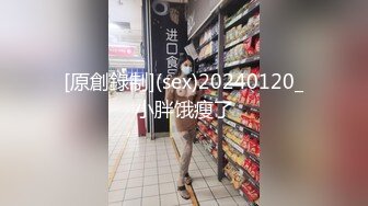 美容院的骚逼技师露脸偷偷的玩耍，给顾客服务期间自己跑到另外的屋子里诱惑狼友全裸露奶子自己抠逼浪荡呻吟