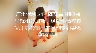 淫荡人妻轻熟女小少妇穿着性感的睡衣伺候小哥啪啪直播性爱，激情上位抽插骚穴浪叫呻吟表情好骚，对着镜头后入