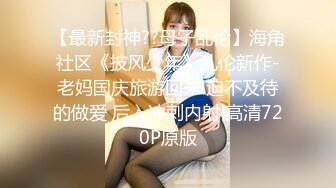 随意扒下美女的领口