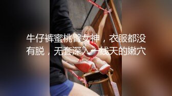  两女一男小少妇户外野战路边交后入，搞一会来人回车上，手指扣逼掰穴特写