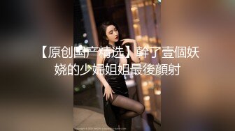 在少妇家婚床上操她，无套后入