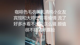 八块腹肌男需要两根大屌才能满足,轮番上阵终于把他操喷了