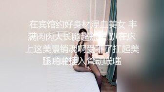 美女包臀裙骚丁边走边吃