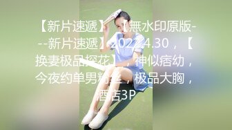 幸福眼镜哥，双飞大奶妹，左拥右抱一起舔屌，骑上来插骚逼，奶子直晃动，搞完双女假屌插穴