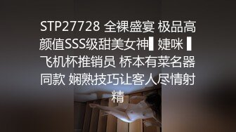 大胆牛人尾随偷拍回家的性感连衣短裙高跟长腿美艳少妇在她儿子面前将手机直接塞裙底开电筒拍非常刺激