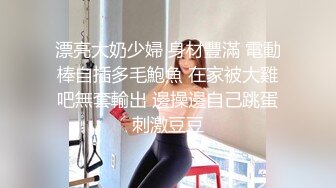  眼镜小妹和闺蜜浴室双人秀极品美臀假屌互插，跪在地上特写，越玩越来劲，两个妹子太骚了