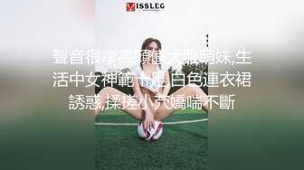  骚货老婆巨无霸自慰，老公的小鸡巴已满足不了需求，老公手拿假屌帮忙插！