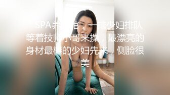 【母子乱伦】趁老爸在客厅吃饭在房间门口摸妈妈奶子