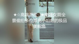 人妻母狗少妇的诱惑，让大哥按着头草嘴舔鸡巴，后入抽插爆草舔逼玩奶子，像母狗一样跪着被干