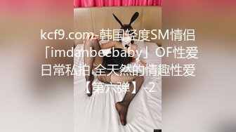   黑丝小妹激情3P，全程露脸被两个小哥床上疯狂蹂躏，性感的小嘴温柔的舔弄大鸡巴