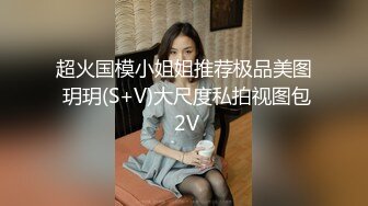 張思允 白色帶圖案上衣搭配藍色短裙服飾 樣貌甜美賞心悅目