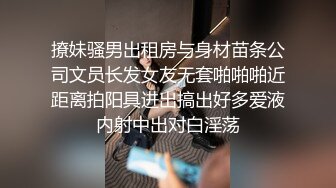 清纯可爱美女穿上情趣制服，给我戴上了安全套，被我插入1