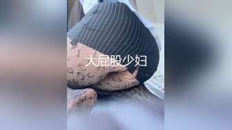 先口爆 再慢慢玩小穴 淫水都拉丝了 让自己品尝品尝 无套内射 精液抠了半天