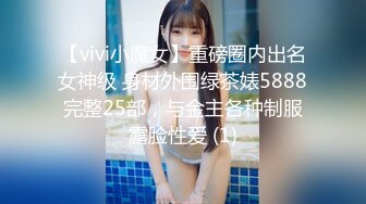 【新片速遞】   肥臀女友上位全自动 这翘臀后入真爽 被大肉棒无套输出 突然拔枪跑到了卫生间 