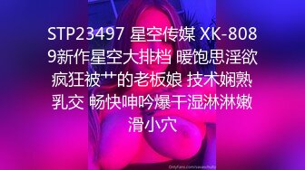 服装店老板娘营业期间坐前台边壹本正经的营业,下面露臊B给你看,也不怕路过行人发现