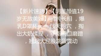 哥们当面玩弄媳妇，看着媳妇再别人身下被蹂躏，绿奴兴奋到爆炸。