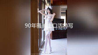 连续偷拍到同一个眼镜女老师两次尿尿 洞口大开