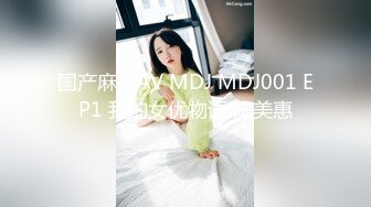 长发气质不错的女神，来根蔬菜自慰进出阴道表情真叫享受