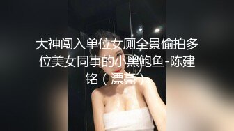 眼鏡東歐極品大奶妹,胸前壹對豪乳盡顯人種優勢啊,又白又大,白花花的晃眼睛