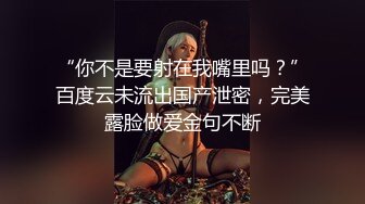 她男朋友和同事还在外面一起喝酒，我趁她上厕所闯进去让她吃鸡吧，门外全是人，还有她的女同事在隔壁听了很久 