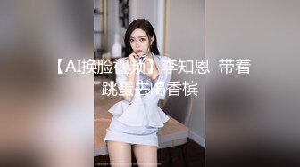 顽皮的女孩玩睾丸。 她对射精不满意