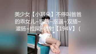 商场女厕刁钻角度偷窥背带裤美女的无毛小嫩鲍