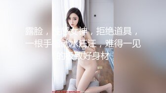 写字楼女厕白T恤黑紧身裤长发美妞 鲜肥的无毛馒头穴馋得流口水