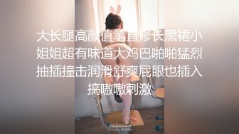 牛B小伙子偷拍服务员上厕所,还对着她打飞机