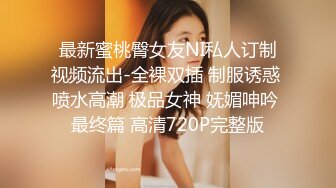 最近網絡瘋傳的名校美女和男友書桌上愛愛流出2