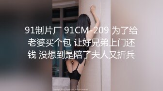 妹子边晾衣服边跟人视频聊天露出奶子