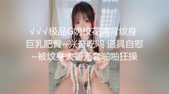 两个19美少女，乖巧妹妹超嫩，童颜大奶。震动棒互插小穴，毛毛挺浓密，抽插自慰，好想被男人操