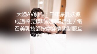 专找丶阿姨玩两小伙3P肉肉熟女，拨开内裤揉搓口交，跪在沙发上后入大屁股，上位骑乘抬腿侧入