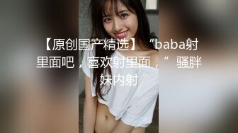 奶茶店女厕排扣裙红趾甲可人小妹,鲜美的无毛蜜桃穴真想下手摸摸