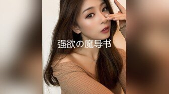 风骚小娘子大哥在摘菜准备做饭不断玩逼漏奶勾引，家中老妈妈出门间隙门一关就在地板上开搞，露脸口交多体位抽插口爆