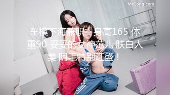  熟女阿姨偷情老外 又舔又亲 被无套输出 完事还送阿姨一条裙子 非常开心