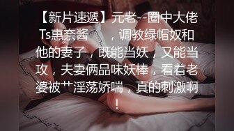 校园霸凌-扒光女生衣服强迫她坐地上叉开双腿充分暴露阴部,另一个女生用棍子插她逼