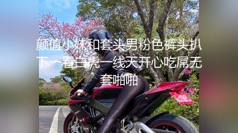 厕拍大神潜入美容医院女厕后拍美女上厕所❤️样子斯文的眼镜护士小姐姐