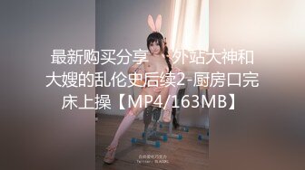  爆乳美娇娘户外雨中寻屌后续，景区看守员干完寻来强劲帮手爆干美娇娘二穴齐开