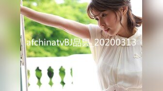  白皙美乳马尾辫少妇居家夫妻直播啪啪，跪在床上深喉交，骑乘上下套弄晃动大奶子