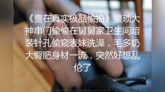  熟女阿姨偷情老外 又舔又亲 被无套输出 完事还送阿姨一条裙子 非常开心