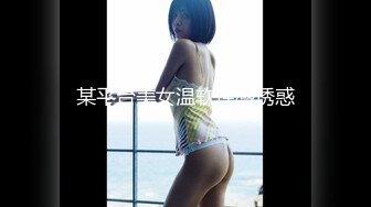 【新片速遞】 长发熟女级别的美少妇，露脸公厕里面直播大黑牛自慰